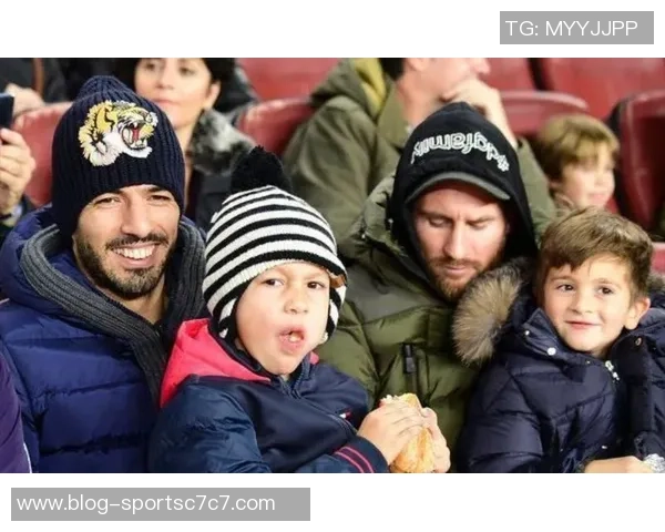 梅西苏亚雷斯德保罗热身时与印度官员亲密互动传球乐趣无限